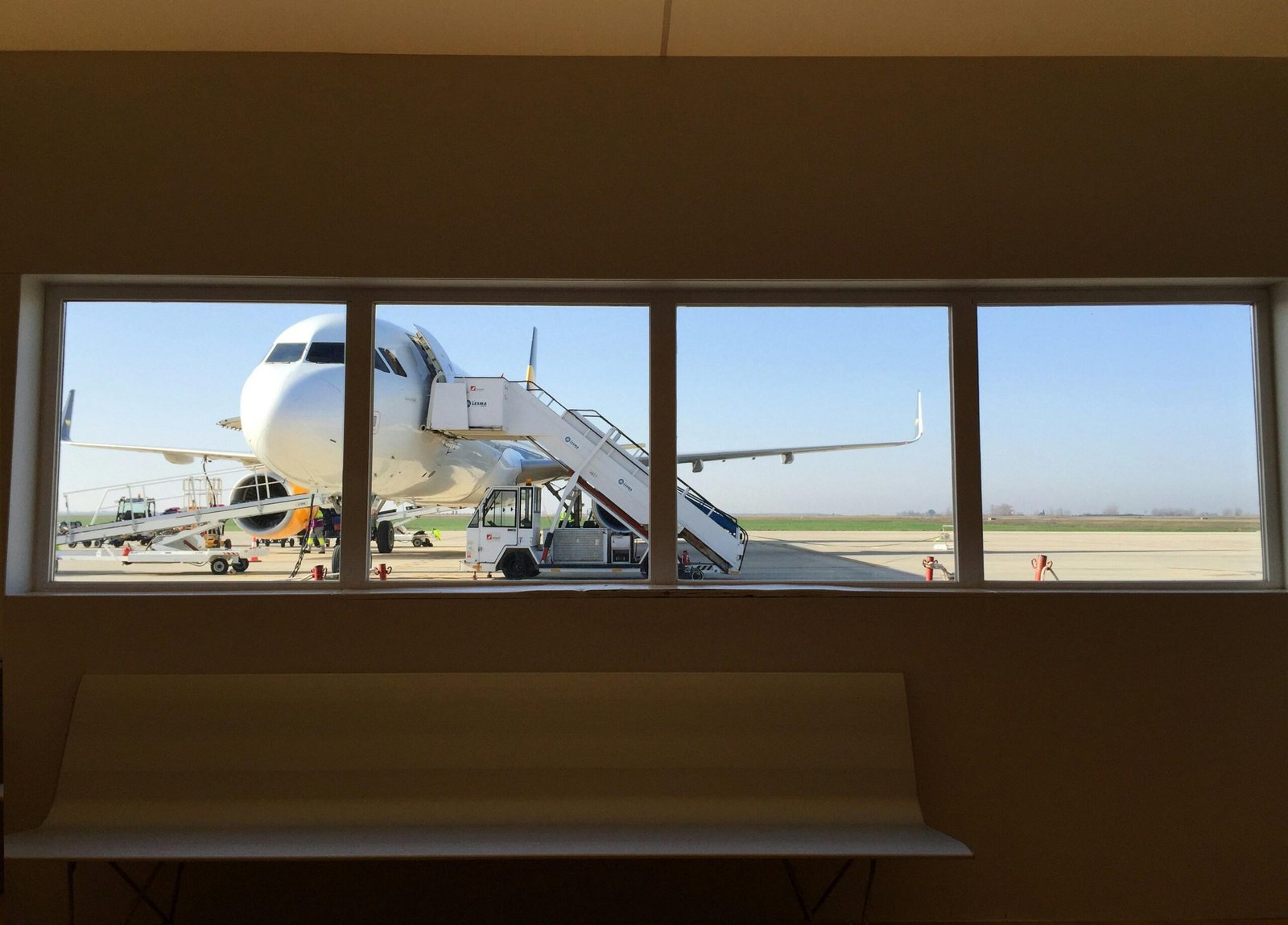 Weißer LKW neben einem weißen Flugzeug auf Mallorca, aufgenommen von Red Dot