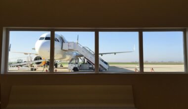 Weißer Lkw neben einem weißen Flugzeug auf Mallorca, aufgenommen von Red Dot, zeigt Logistik und Transport auf der Insel.