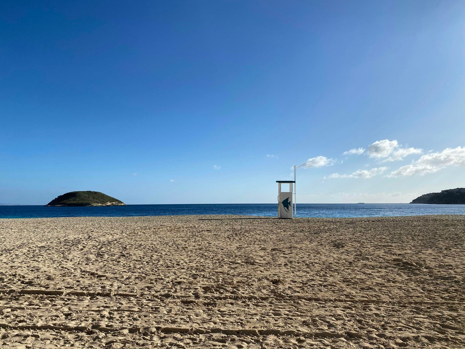 Weiße und braune Holzwarte auf Mallorca am weißen Sandstrand bei Tageslicht
