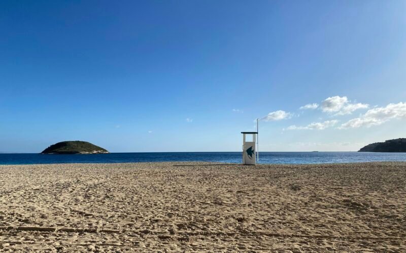Weiße und braune Holzstruktur auf weißem Sandstrand auf Mallorca bei Tageslicht, aufgenommen von Eveline Rossi