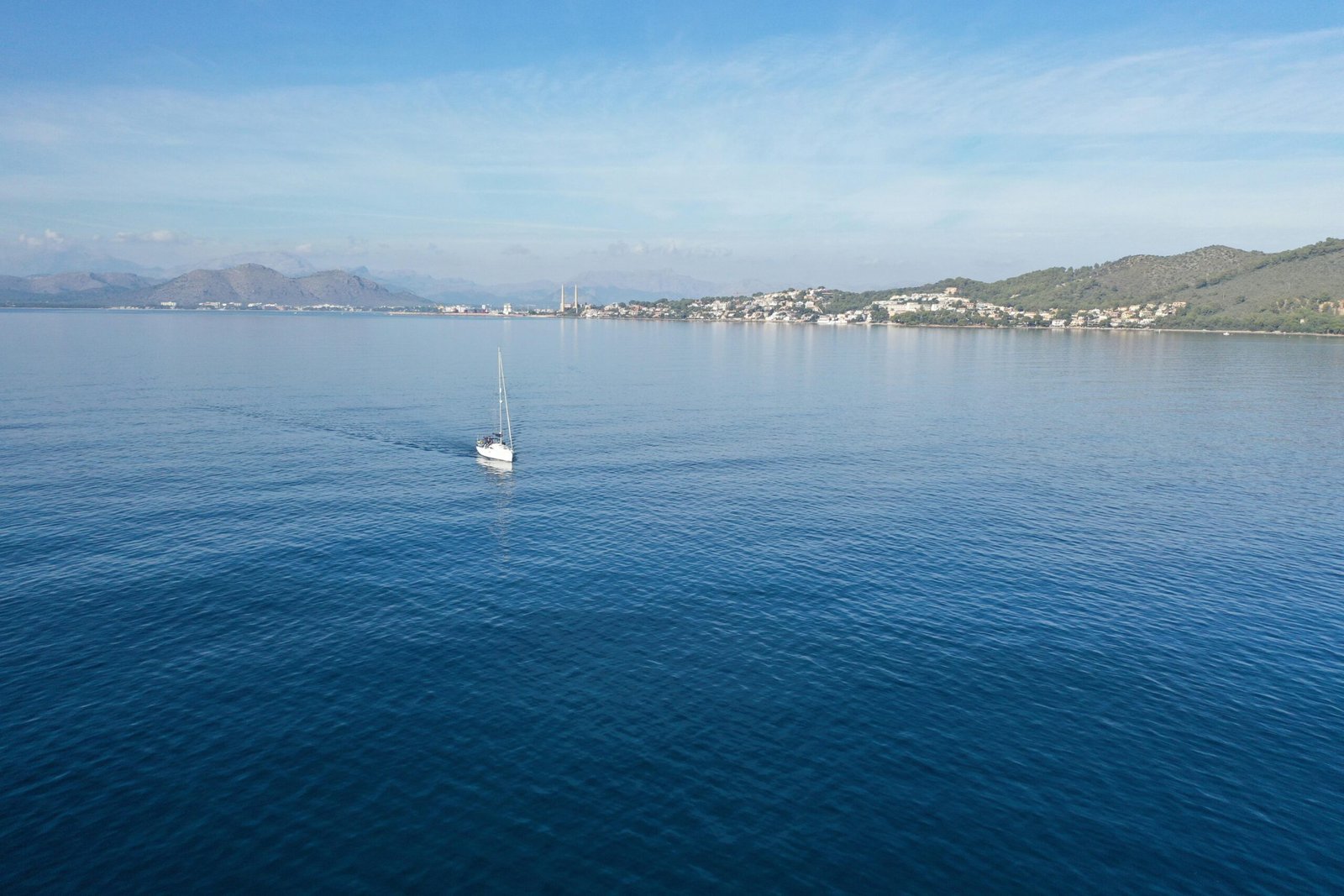 Weißes Boot auf Mallorca im Meer bei Tageslicht, aufgenommen von Jacob Meissner