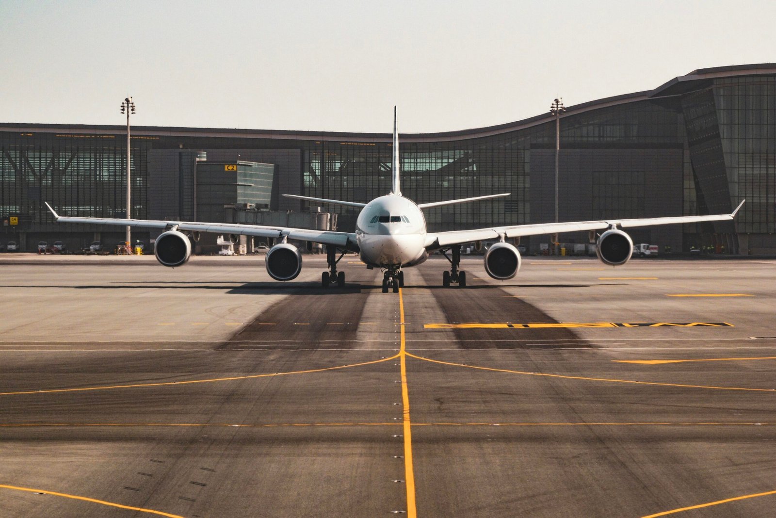 Weißes Flugzeug auf Mallorca, das am Himmel fliegt, aufgenommen von Bao Menglong