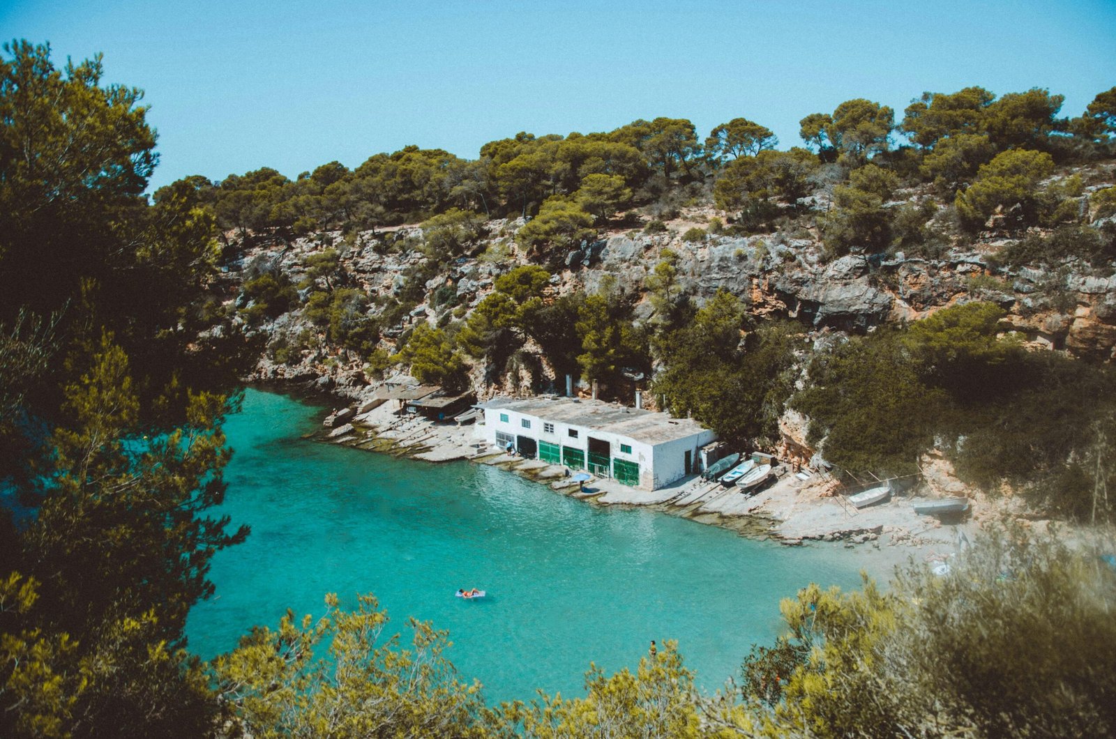 Weißes Gebäude auf Mallorca mit klarer Architektur, fotografiert von Michael Heuser.