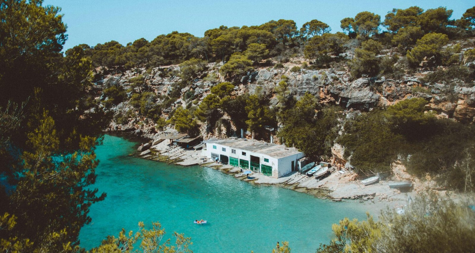 Weißes Gebäude auf Mallorca mit klaren Linien und mediterranem Stil, fotografiert von Michael Heuser.