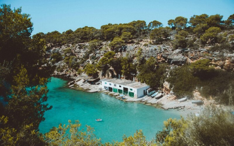 Weißes Gebäude auf Mallorca mit klaren Linien und mediterranem Stil, fotografiert von Michael Heuser.