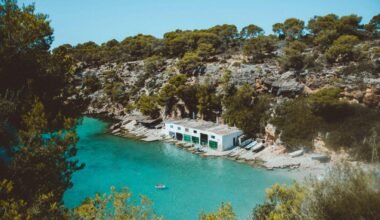 Weißes Gebäude auf Mallorca mit klaren Linien und mediterranem Stil, aufgenommen von Michael Heuser.