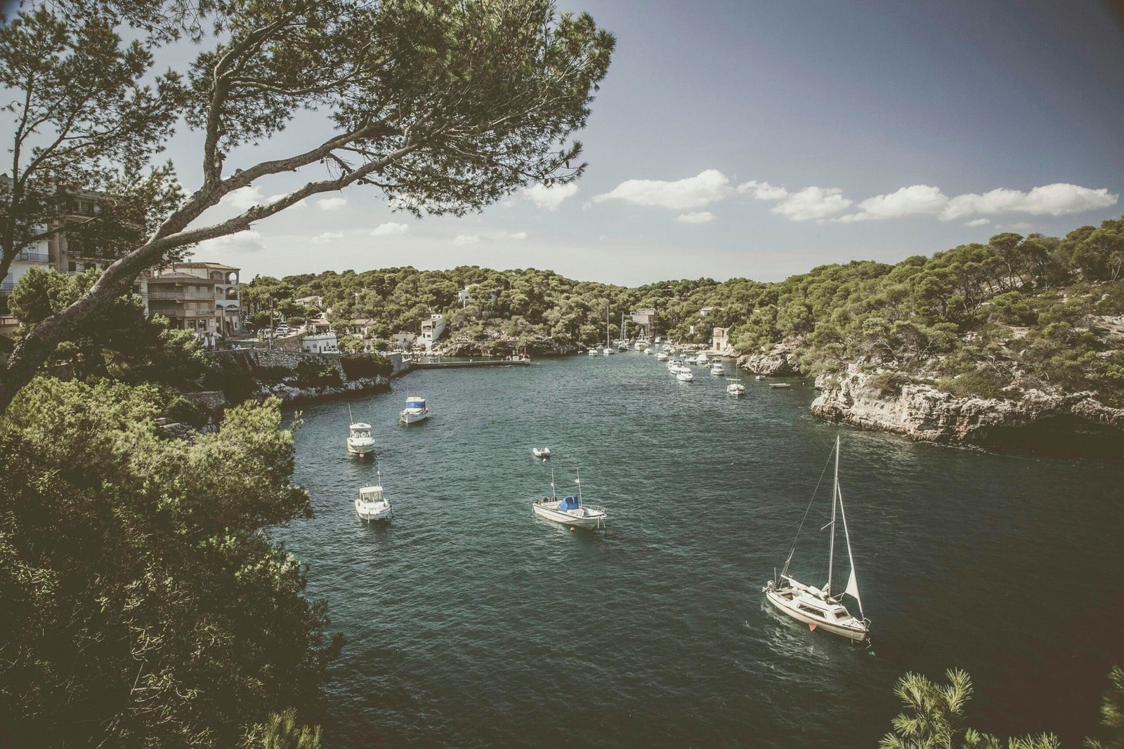 Weiße Motorboot auf dem Meer auf Mallorca, aufgenommen von Wolfgang Rottmann
