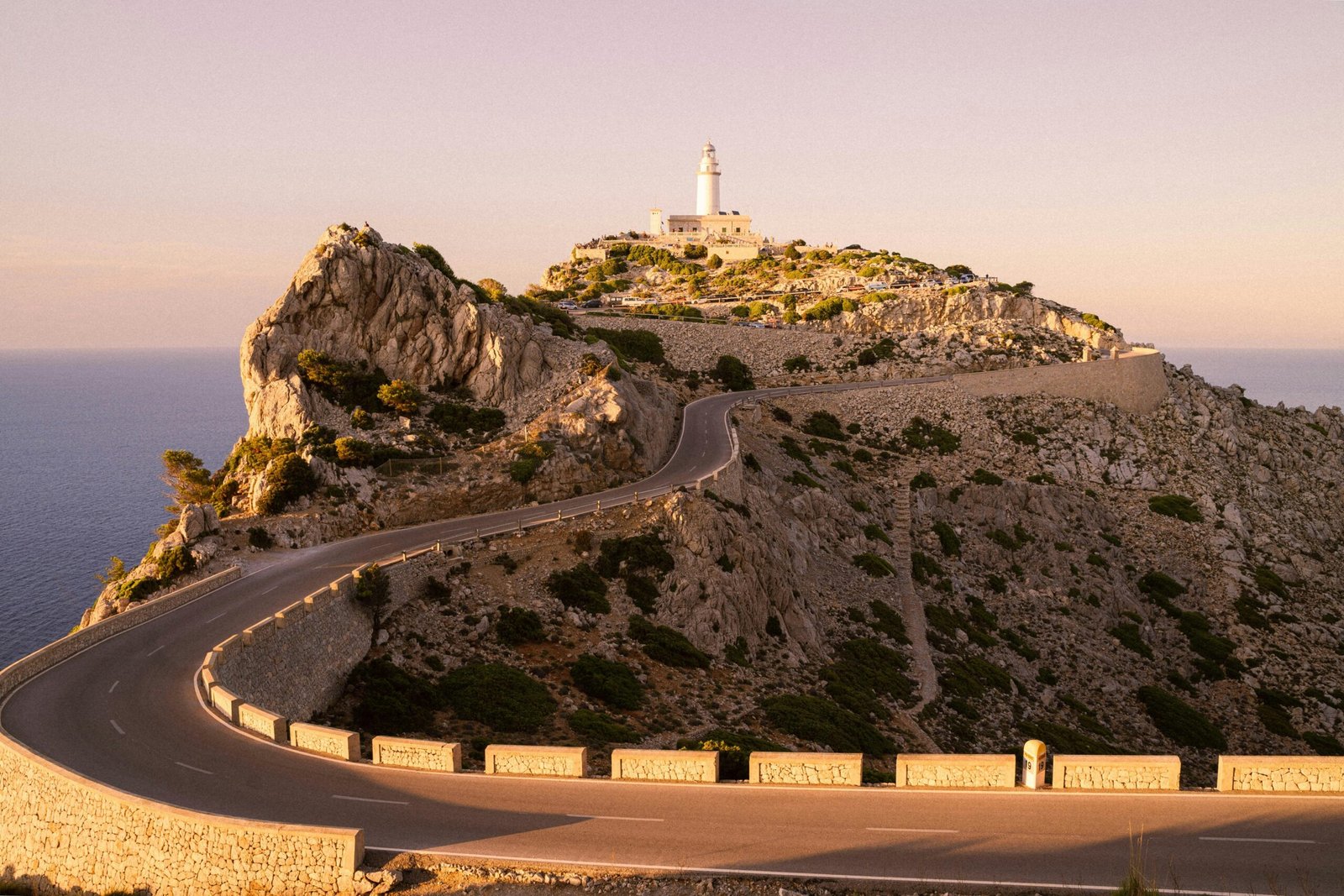 Weiße und braune Betonarchitektur auf einem Berg auf Mallorca bei Tageslicht, aufgenommen von Fabian S.