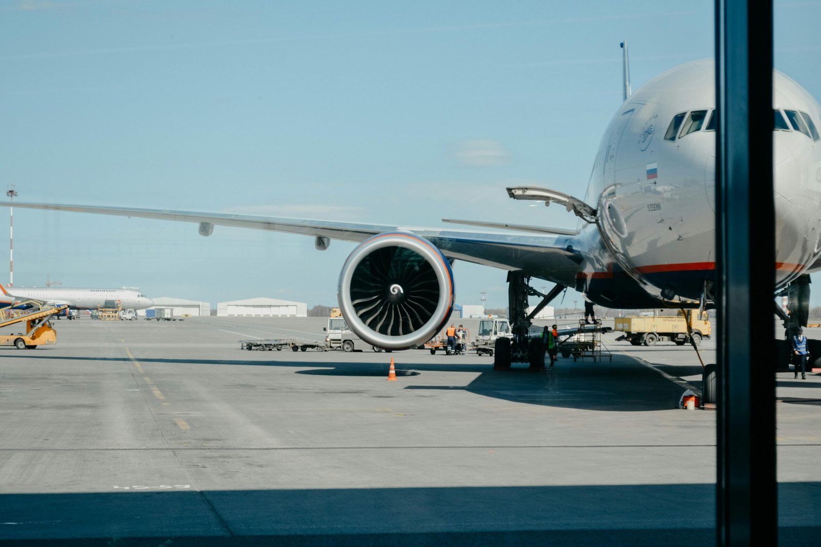 Weiße Airliner auf Mallorca auf der Startbahn, aufgenommen von Ivan Shimko