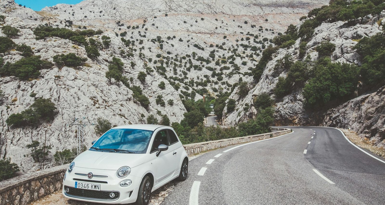 Weißer Volkswagen auf Mallorca während des Tages auf einer Landstraße unterwegs