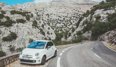 Weißer Volkswagen auf einer Landstraße während des Tages auf Mallorca fotografiert von Eugene Zhyvchik