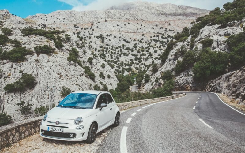 Weißer Volkswagen auf einer Landstraße während des Tages auf Mallorca fotografiert von Eugene Zhyvchik