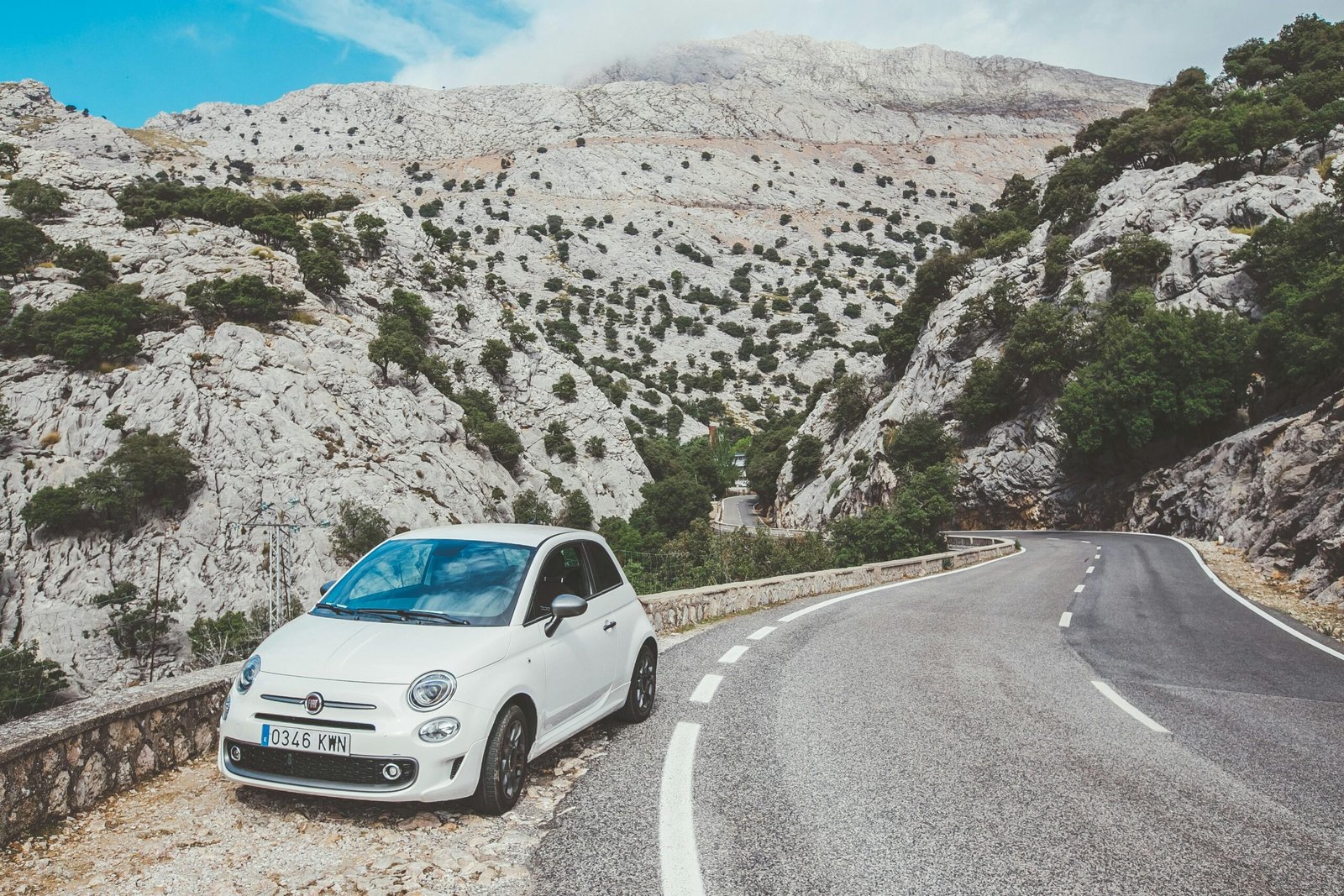 Weißer Volkswagen auf Mallorca während des Tages, fahrend auf einer Landstraße