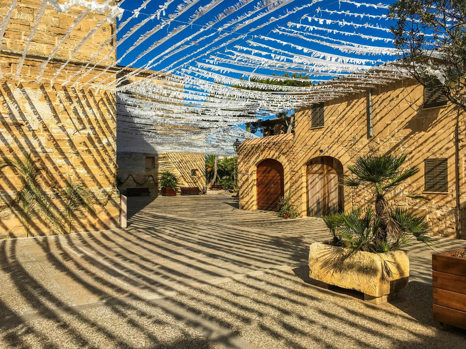 Bunte Girlanden hängen zwischen Betonhäusern auf Mallorca, geschaffen für eine festliche Stimmung