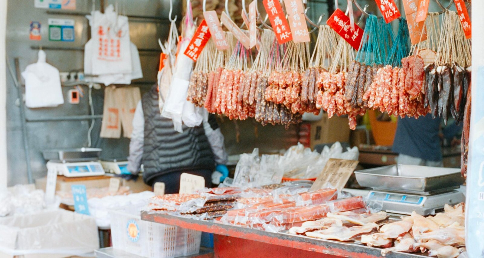 Auslage mit Würsten und Fleisch auf einem Marktstand auf Mallorca, fotografiert von Zhen Yao.