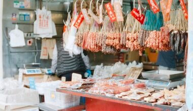 Auslage mit Würsten und Fleisch auf einem Marktstand auf Mallorca, fotografiert von Zhen Yao.