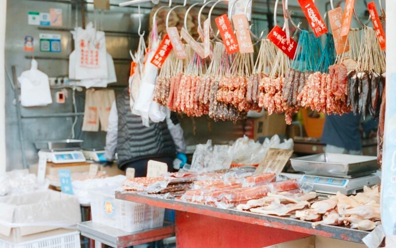 Auslage mit Würsten und Fleisch auf einem Marktstand auf Mallorca, fotografiert von Zhen Yao.