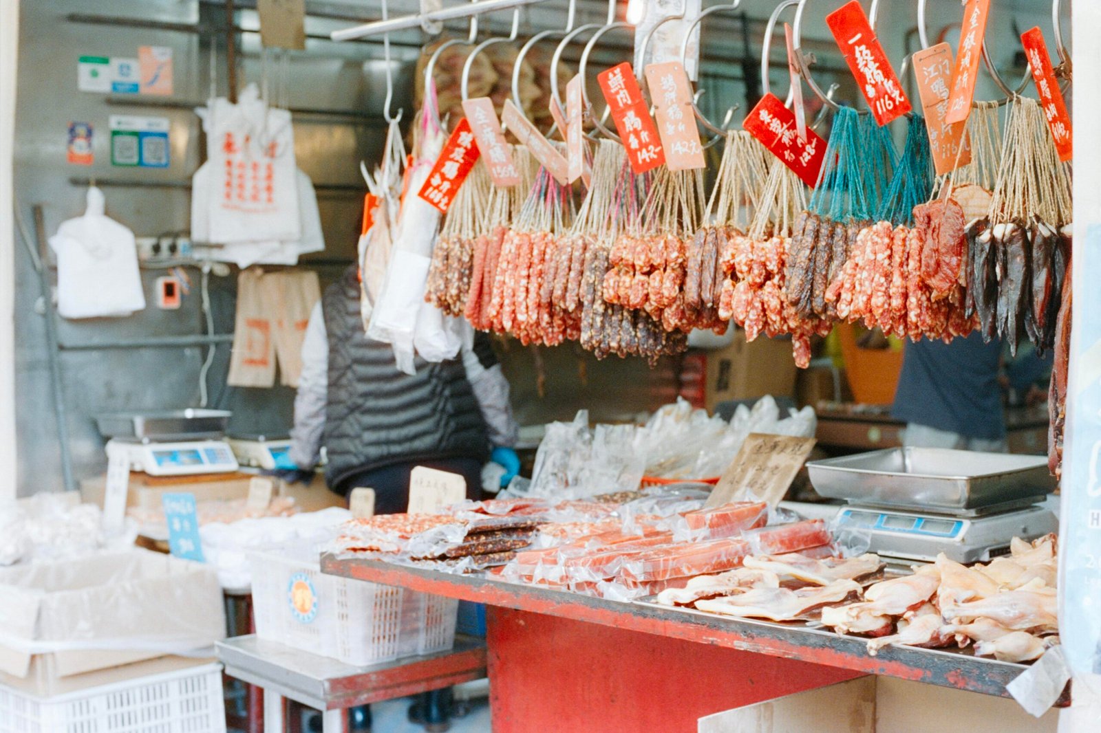 Wurst- und Fleischsorten werden an einem Marktstand auf Mallorca präsentiert, fotografiert von Zhen Yao.
