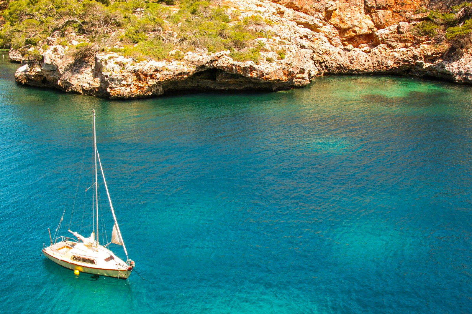 Yacht auf dem Meer vor Mallorca, aufgenommen von Tanja Cotoaga, zeigt maritime Atmosphäre auf der Insel.