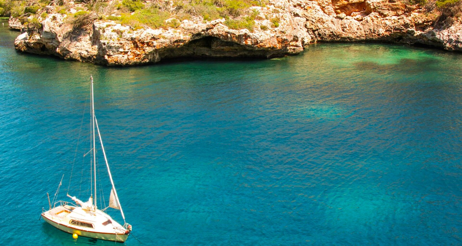 Yacht auf dem Meer vor Mallorca, aufgenommen von Tanja Cotoaga, zeigt maritime Atmosphäre auf der Insel.