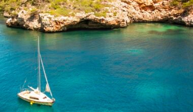 Yacht auf dem Meer vor Mallorca, aufgenommen von Tanja Cotoaga, zeigt maritime Atmosphäre auf der Insel.
