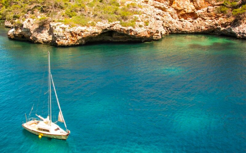 Yacht auf dem Meer vor Mallorca, aufgenommen von Tanja Cotoaga, zeigt maritime Atmosphäre auf der Insel.