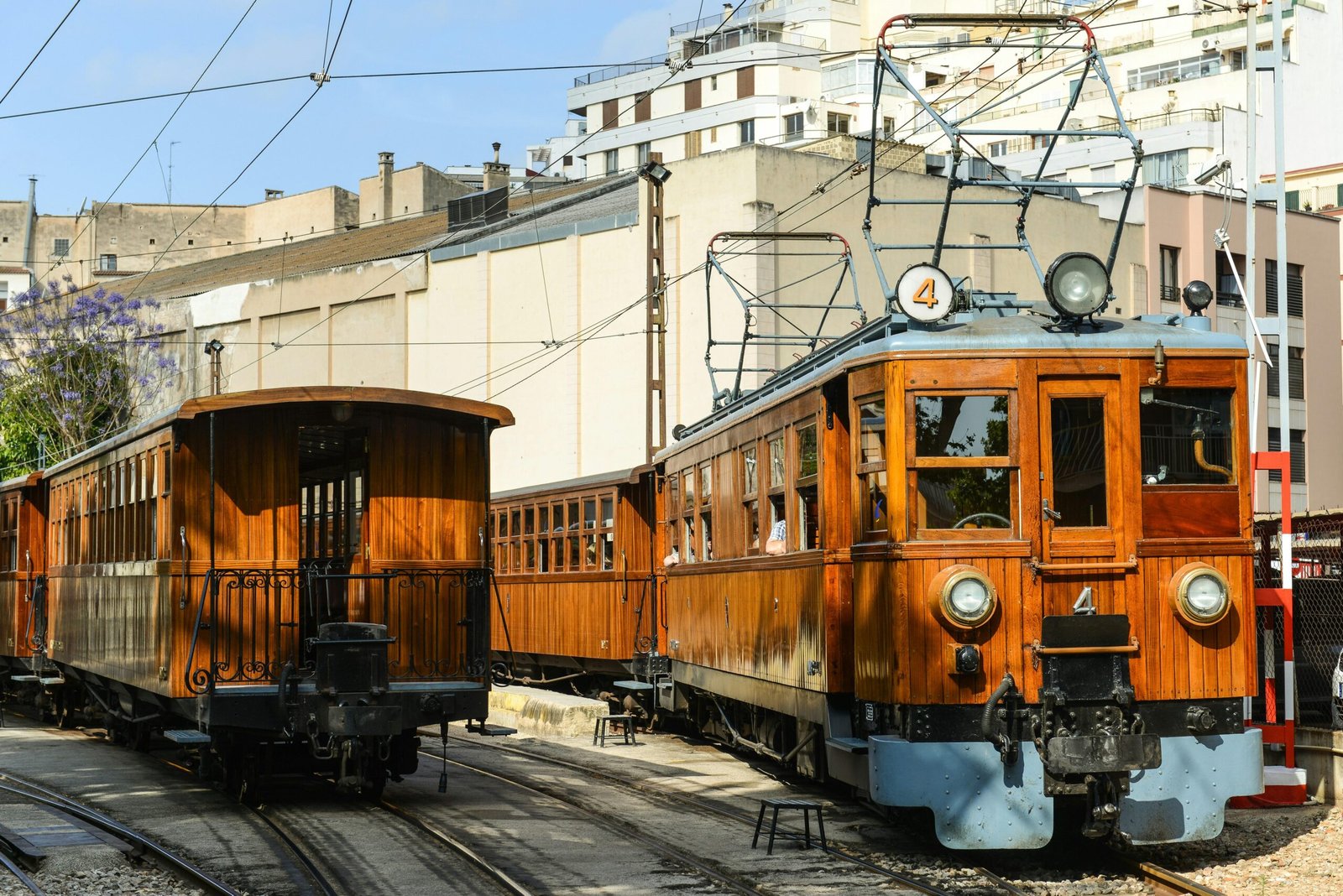 Zwei vintage Holztramwagen auf Mallorca auf Eisenbahnstrecken fotografiert von Wolfgang Weiser
