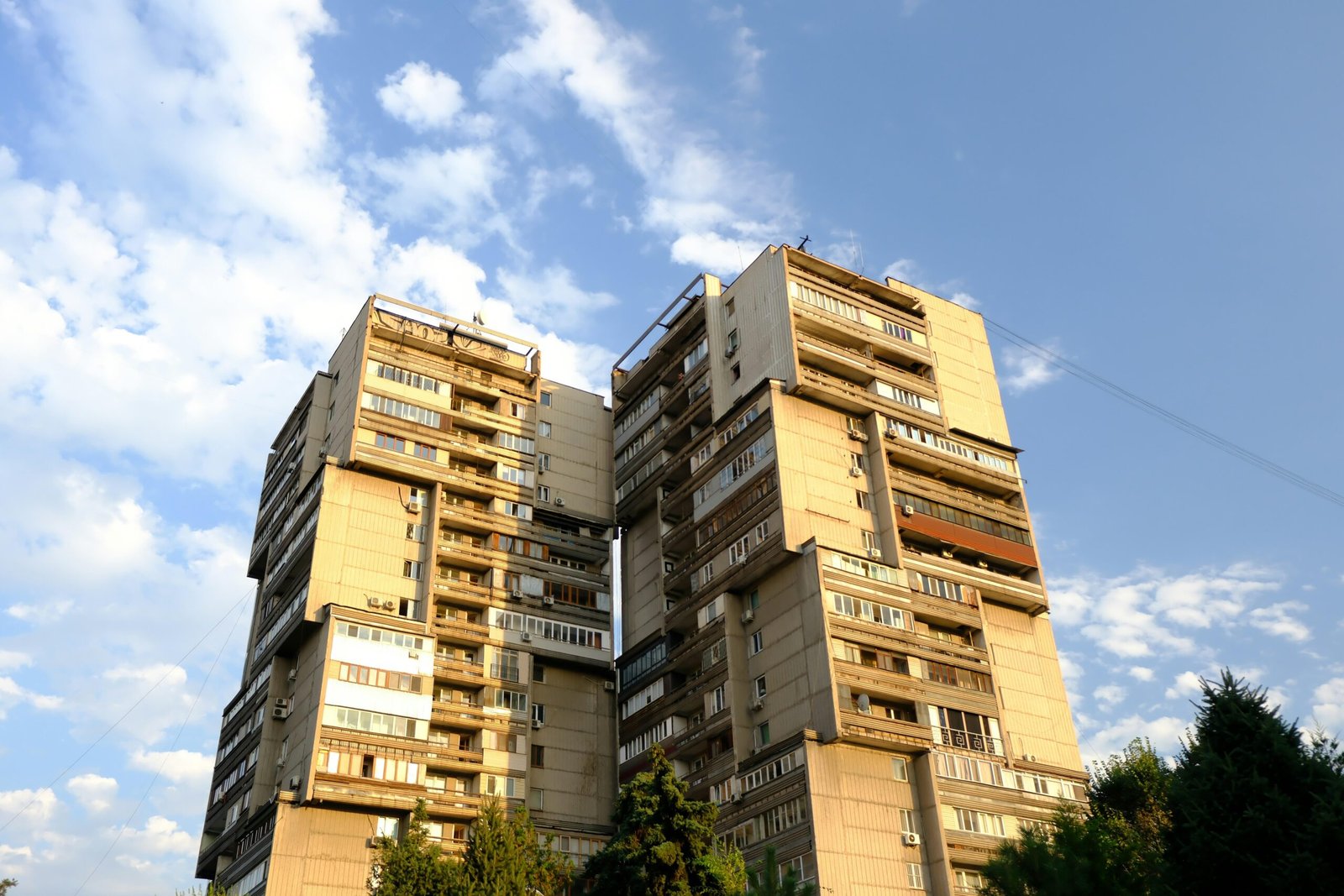Zwei brutalistische Apartmentgebäude auf Mallorca unter einem blauen Himmel, aufgenommen von Muhammet Cengiz.