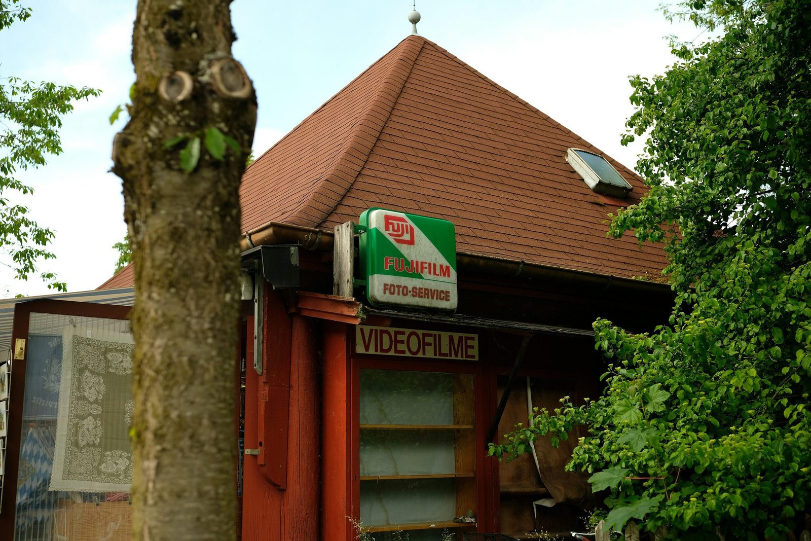 Rotes Gebäude auf Mallorca mit "video films" Schild, fotografiert von Adrian Handschu