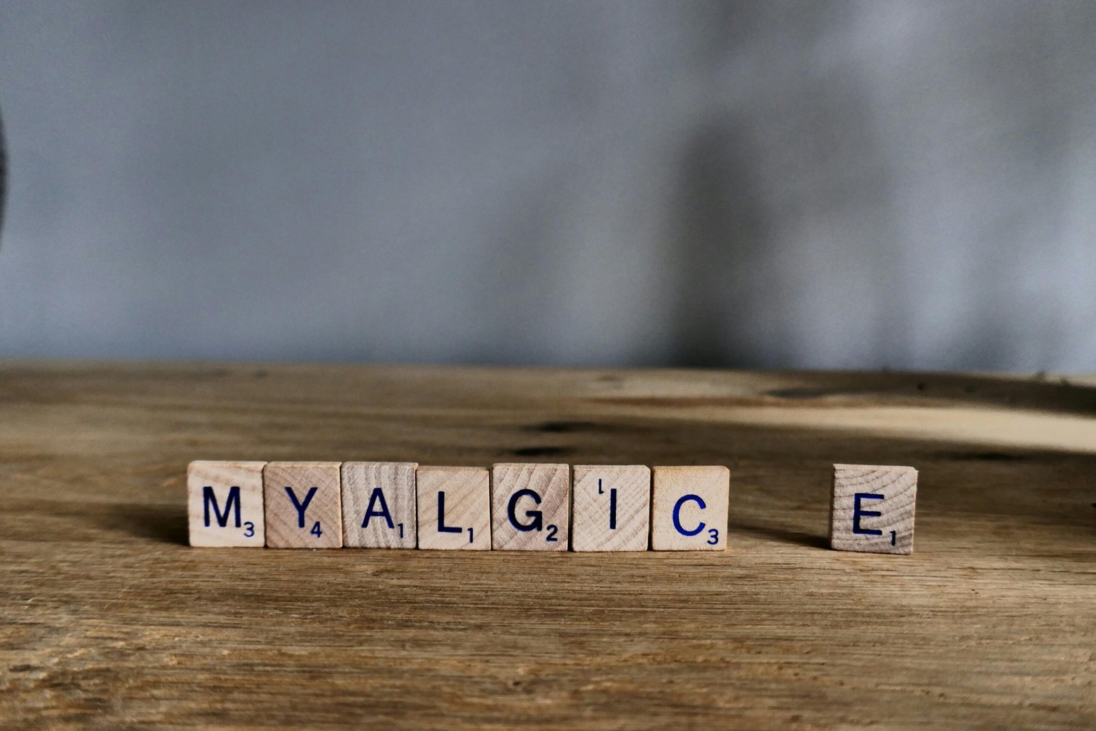 Scrabble-Steine, die das Wort 'myalgic e' bilden, fotografiert von Naomi Harvey auf Mallorca.