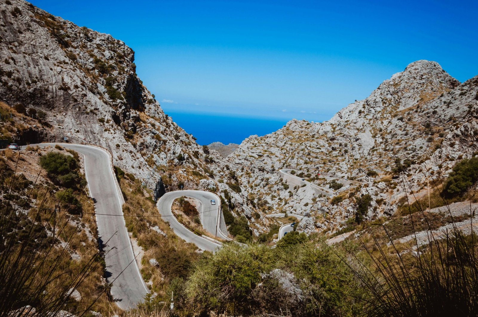 Berg und Straße auf Mallorca, aufgenommen von Michael Heuser, zeigt die landschaftliche Schönheit der Insel.