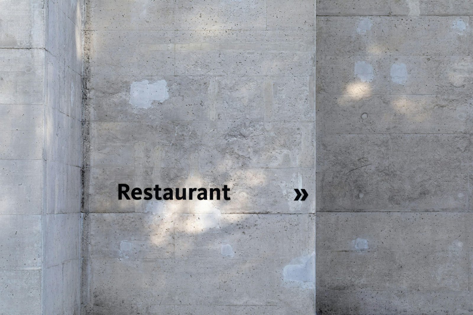 Nahaufnahme eines Restaurant-Schildes auf Mallorca, fotografiert von Pascal Meier