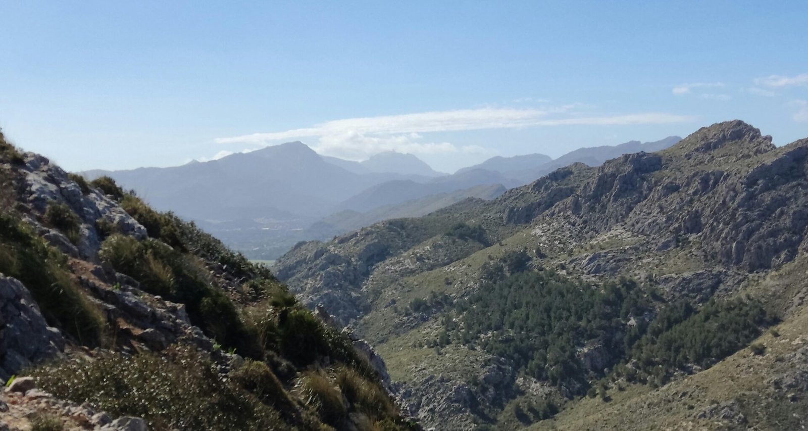 Bergpanorama auf Mallorca von einem hohen Aussichtspunkt mit Blick auf die Berge