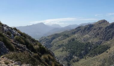Bergpanorama auf Mallorca von einem hohen Aussichtspunkt mit Blick auf die Berge
