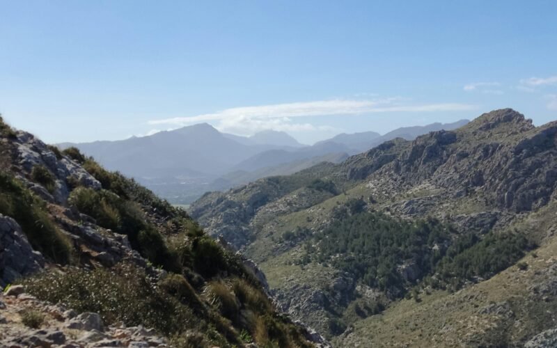 Bergpanorama auf Mallorca von einem hohen Aussichtspunkt mit Blick auf die Berge