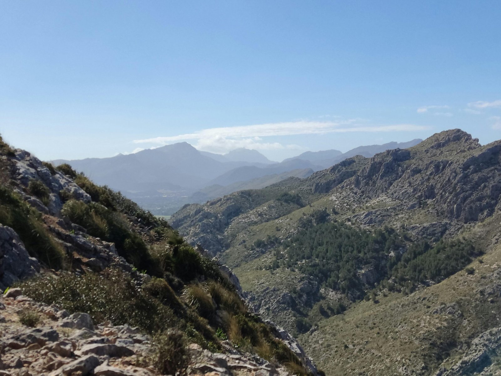 Bergpanorama auf Mallorca von einem hohen Aussichtspunkt mit Blick auf die Berge