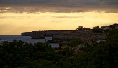 Blick auf Wasser bei Sonnenuntergang auf Mallorca, fotografiert von Alex Kulikov