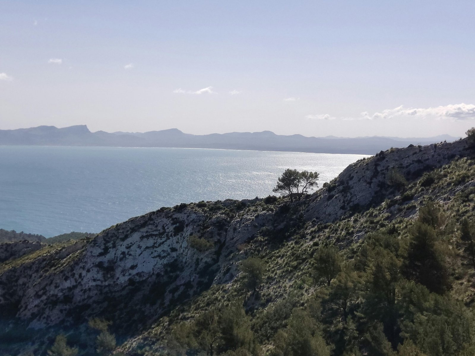 Aussicht auf Wasser von einem Hügel auf Mallorca, aufgenommen von Muzykalne Podróże
