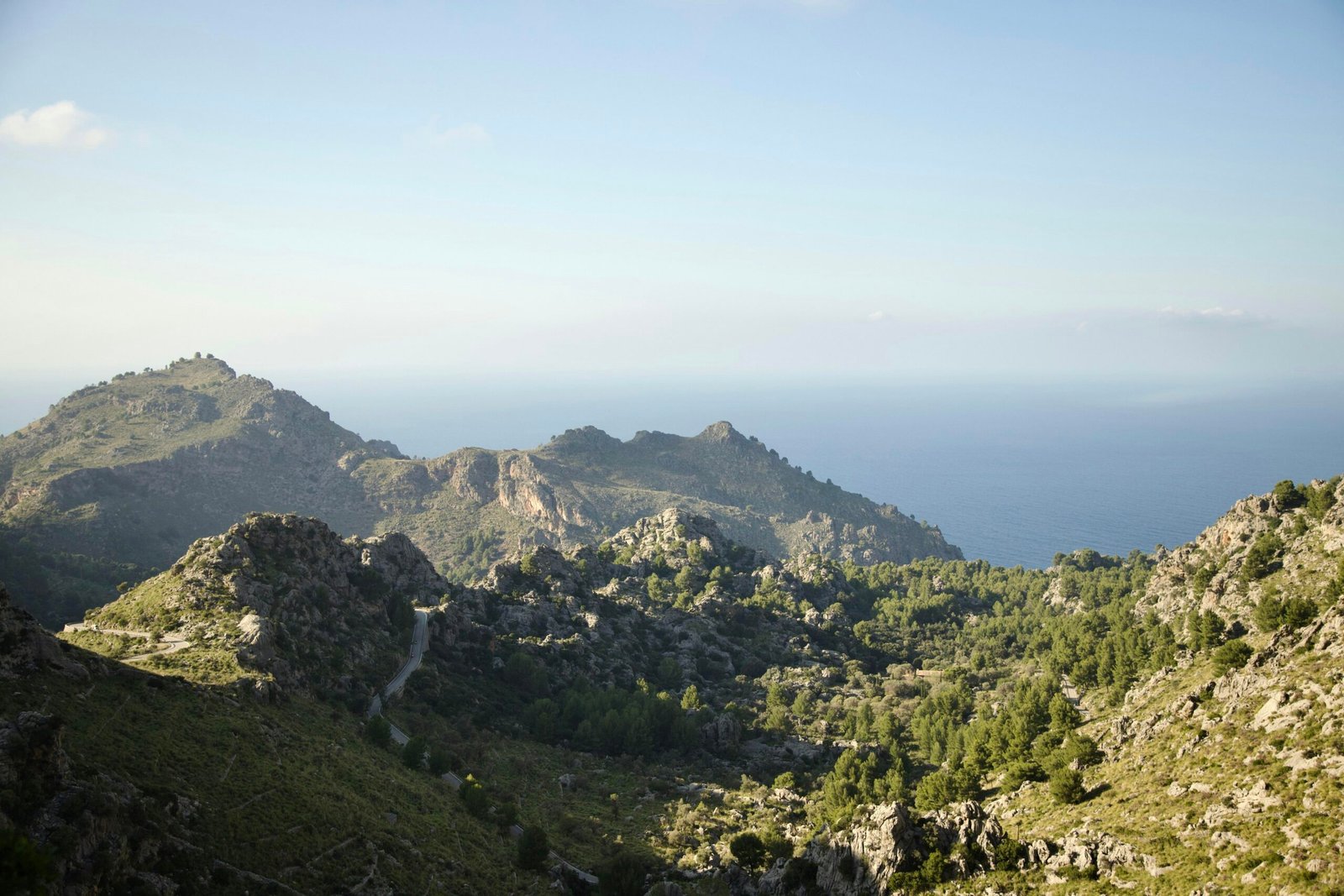 Bergkette auf Mallorca aus hoher Perspektive mit Blick über die Landschaft, aufgenommen von Stock Birken
