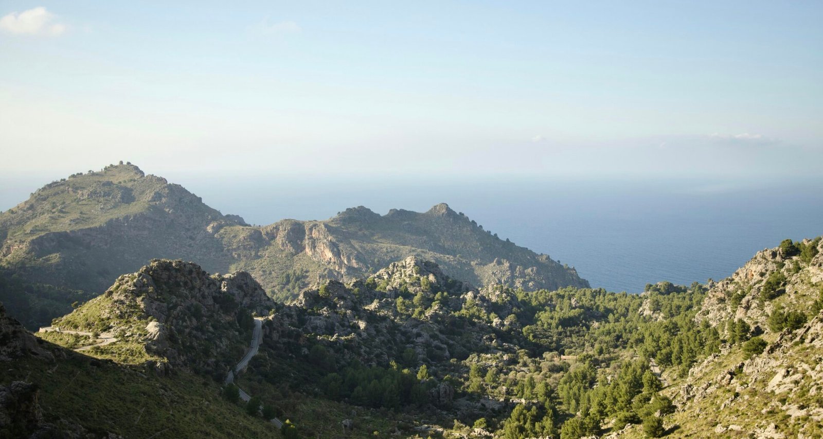 Bergkette auf Mallorca von einer hohen Perspektive aus, mit Bergen und Himmel im Hintergrund