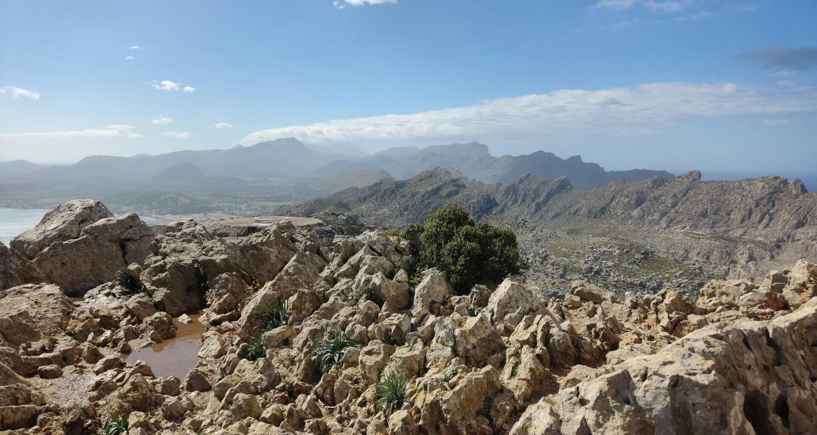 Felsige Bergkette auf Mallorca mit Wasser im Hintergrund, aufgenommen von Muzykalne Podróże