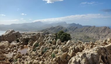 Felsige Bergkette auf Mallorca mit Wasser im Hintergrund, aufgenommen von Muzykalne Podróże