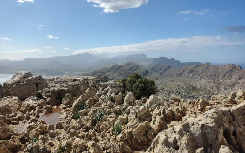 Felsige Bergkette auf Mallorca mit Wasser im Hintergrund, aufgenommen von Muzykalne Podróże