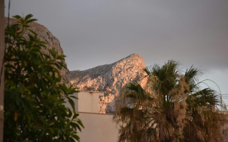 Blick auf einen Berg in der Ferne auf Mallorca, aufgenommen von einem Haus aus, mit klarer Sicht auf die Landschaft.