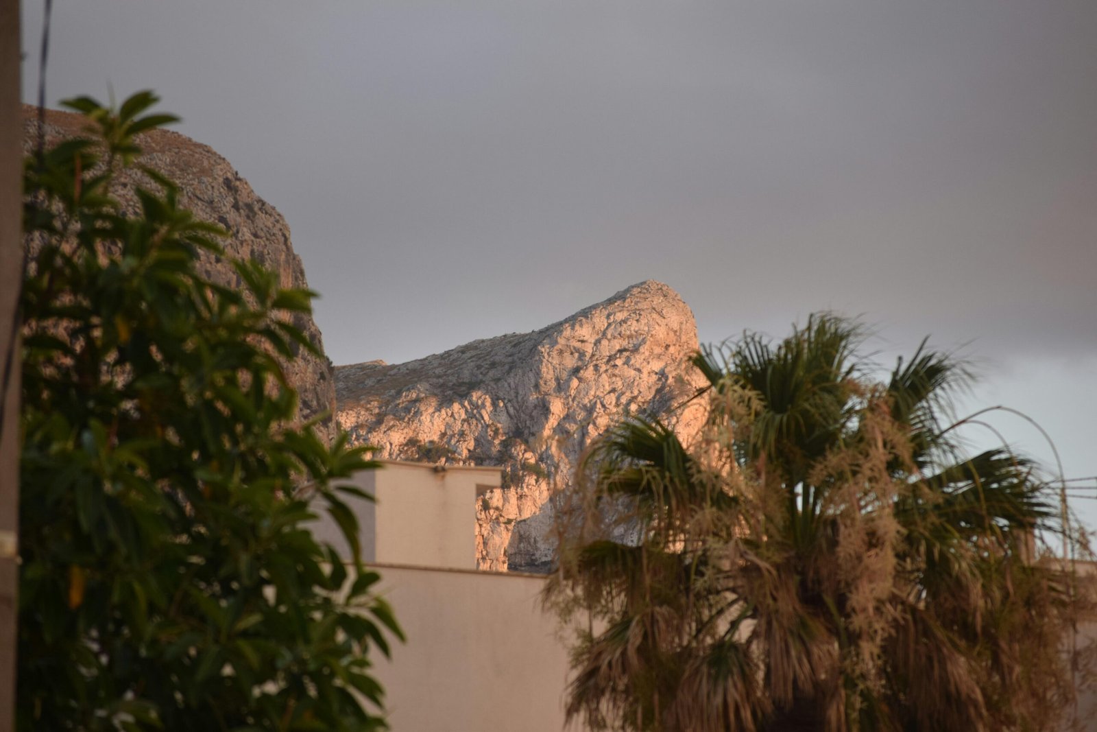 Blick auf einen Berg in der Ferne auf Mallorca, aufgenommen von einem Haus aus, mit klarer Sicht auf die Landschaft.