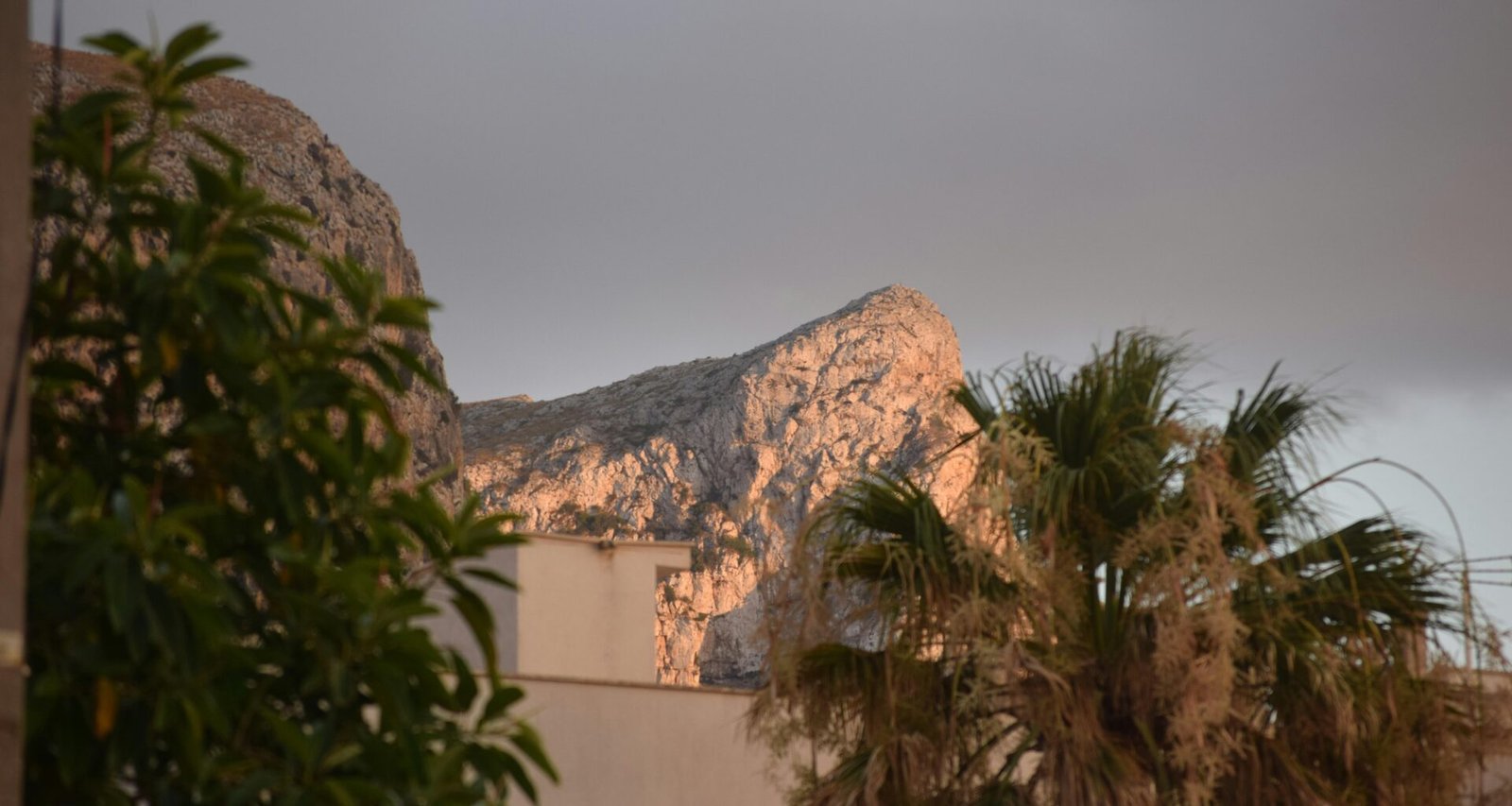 Berglandschaft auf Mallorca gesehen von einem Haus aus, aufgenommen von Jannik