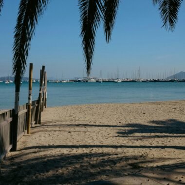 Strand auf Mallorca mit Wasser und Booten, aufgenommen von Konstantin Chemeris