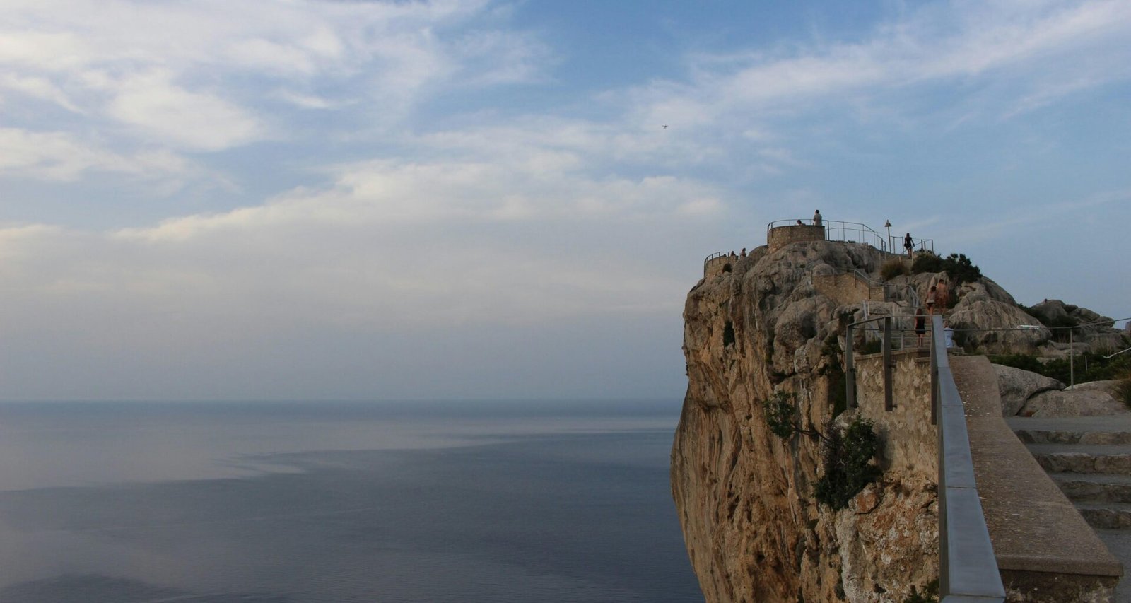 Braune Felsformation nahe Wasser während des Tages auf Mallorca, aufgenommen von Morio Kajiwara