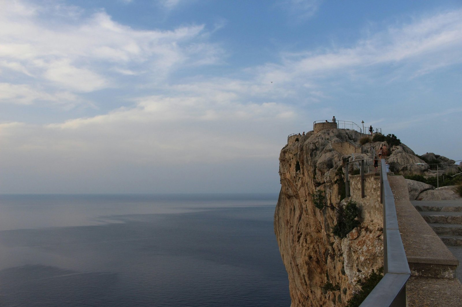 Braune Felsformation nahe Wasser während des Tages auf Mallorca, aufgenommen von Morio Kajiwara