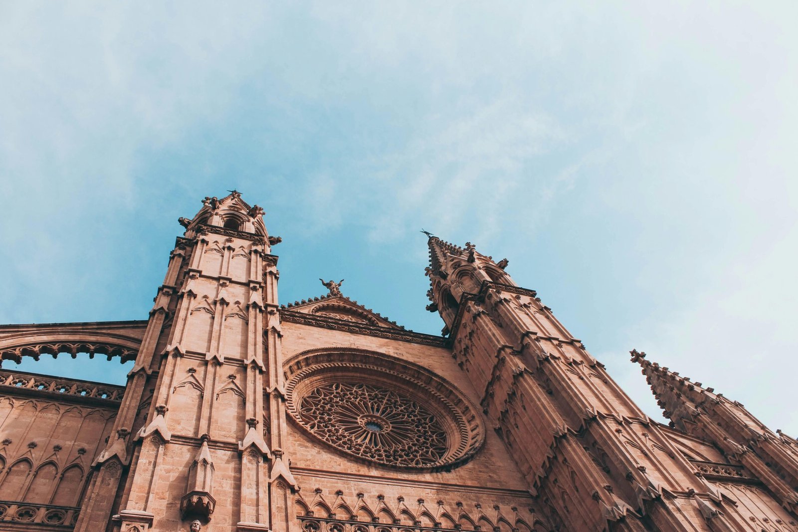 Braune Kathedrale auf Mallorca mit gotischer Architektur, aufgenommen von Mathilde Cureau